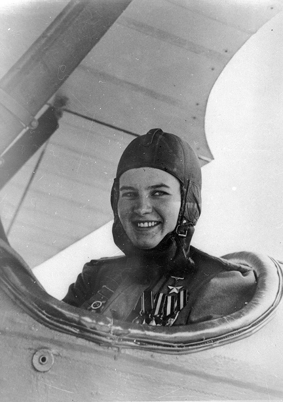 Портрет Натальи Меклин, летчицы 46-го женского авиационного полка Таманской дивизии, 23 февраля 1945 - 31 декабря 1945