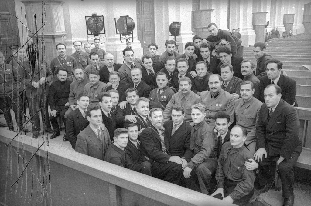 Иосиф Сталин и члены ЦК ВКП(б) с фотографами и деятелями науки в Кремле, 1936 год