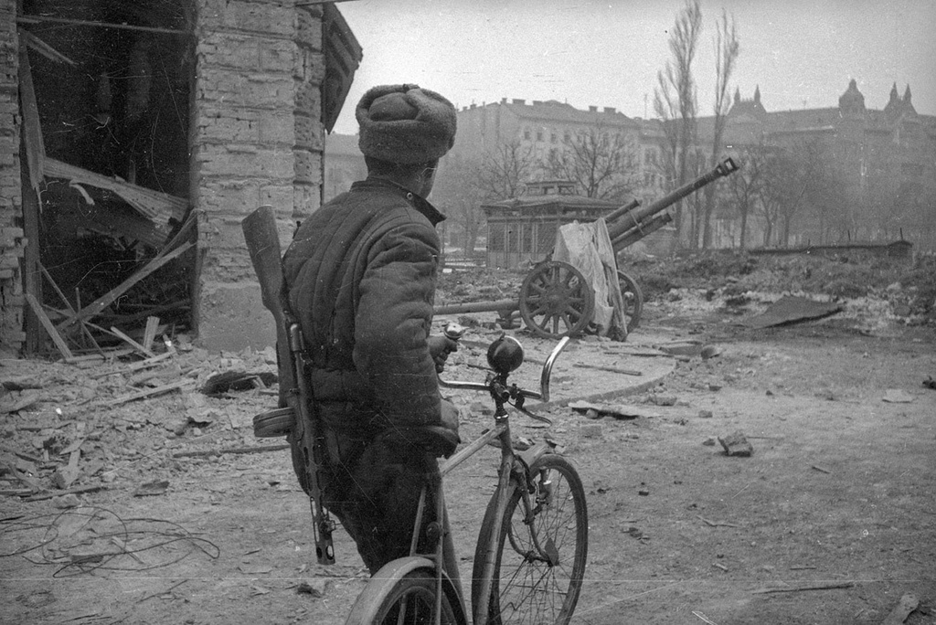 Военный трофей – велосипед, февраль 1945, Венгрия, г. Будапешт. Выставка «На "педальном коне"» с этой фотографией.