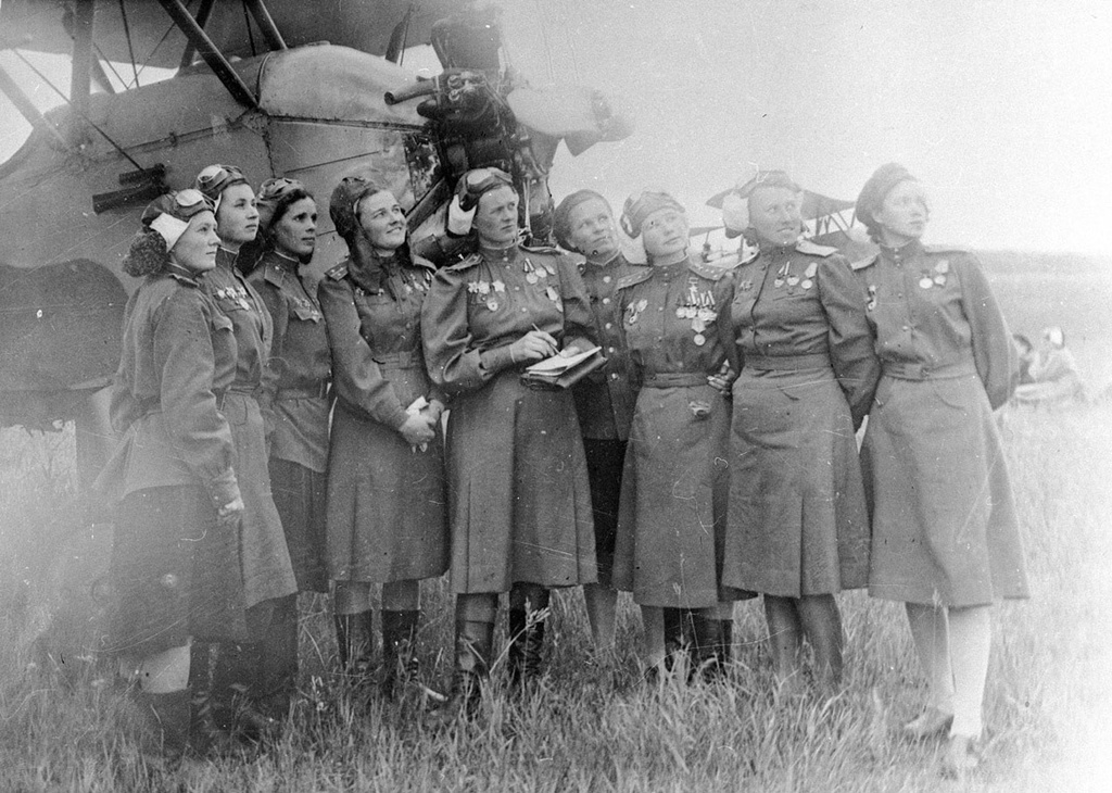 Летчицы 46-го гвардейского авиационного полка, 1945 год. Выставка «Авиатриссы» с этой фотографией.