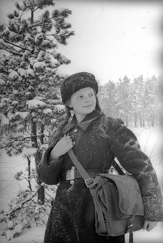 Санитарка, 1941 - 1943. Выставка «Зимние портреты» с этой фотографией.