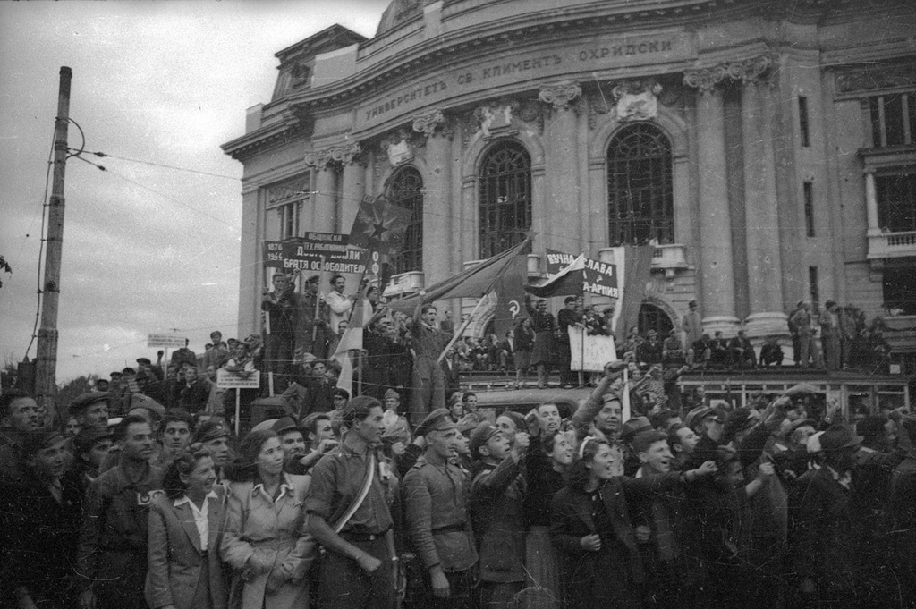Жители Софии празднуют освобождение, сентябрь 1944, Болгария, г. София