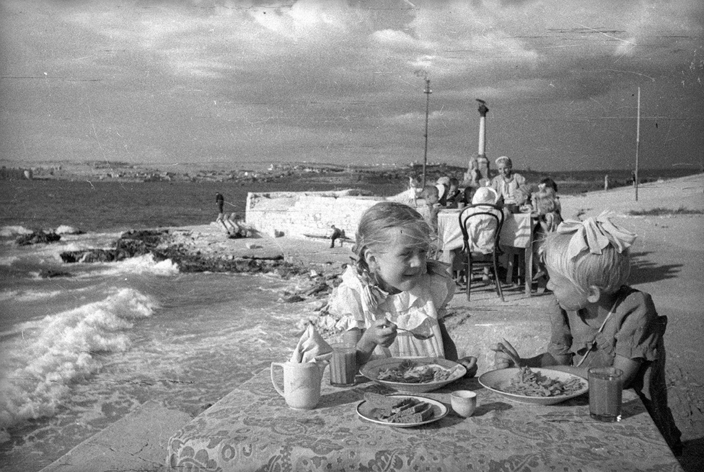 Обед в детском саду на берегу моря, 1944 год, Крымская АССР, г. Севастополь. Выставка «Дети Великой Отечественной» с этой фотографией.