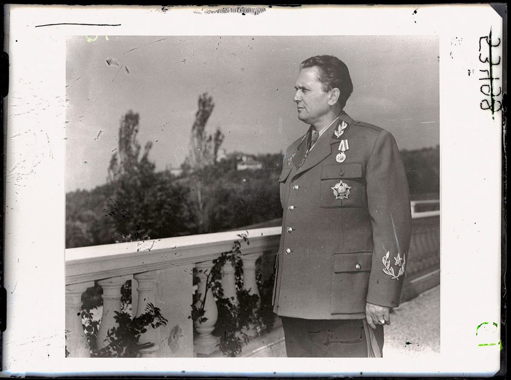 Парадный портрет Иосипа Броз Тито, 9 сентября 1945 - 31 декабря 1945, Югославия, г. Белград. Последним иностранным кавалером ордена «Победа» стал 9 сентября 1945 года Маршал Югославии Иосип Броз Тито «за выдающиеся успехи в проведении боевых операций большого масштаба, способствующих достижению победы Объединенных Наций над гитлеровской Германией».