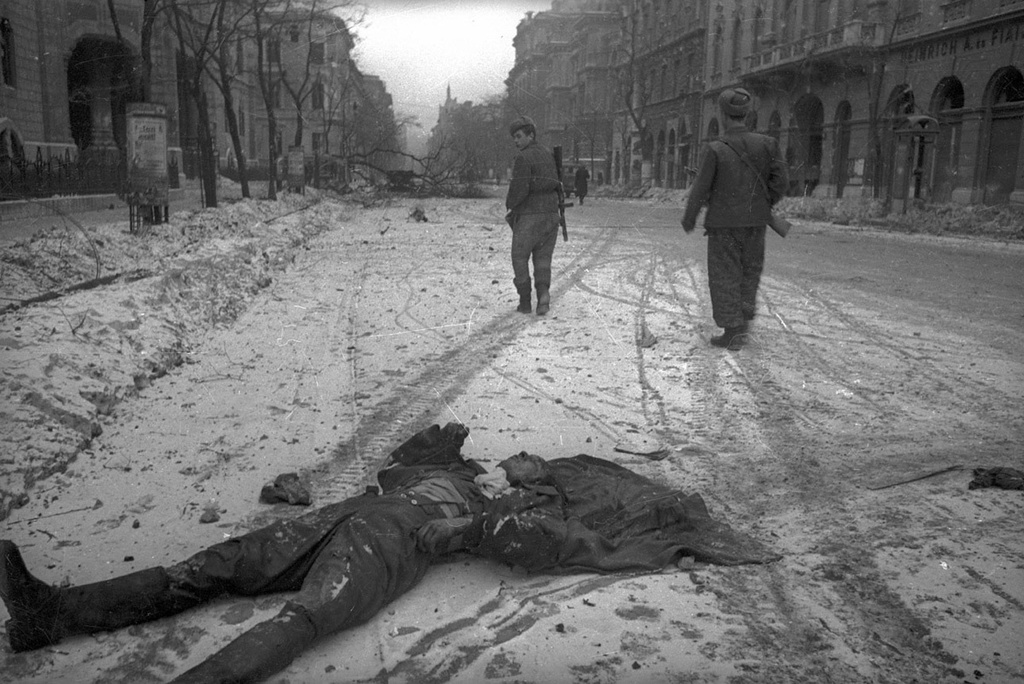 Трупы на улицах Будапешта, февраль 1945, Венгрия, г. Будапешт