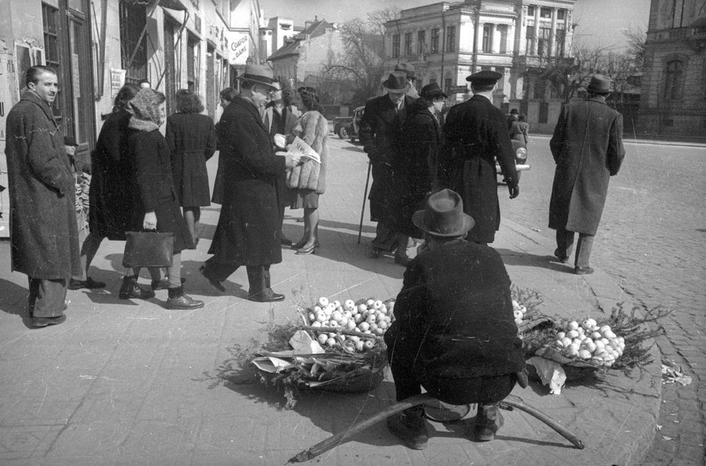 Уличный торговец, август - сентябрь 1944, Румыния, г. Бухарест. Выставка «Новый урожай» с этой фотографией.