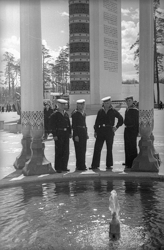 Фото ВСХВ Моряки у павильона 1940 год г Москва История России в