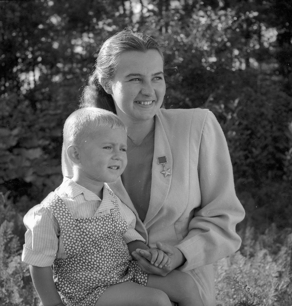 Командир звена 46-го женского авиационного полка Таманской дивизии Наталья Меклин (Кравцова) с сыном, 1948 - 1950. Выставка «Сыновья» с этой фотографией.