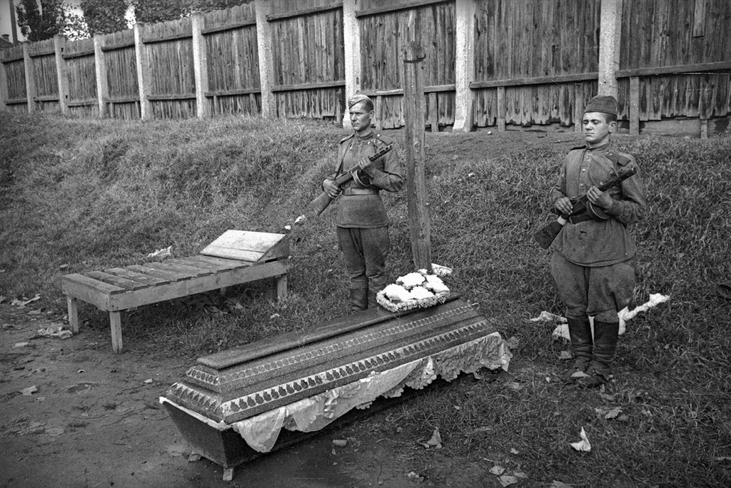 Похороны погибших советских воинов, октябрь 1944, г. Белград