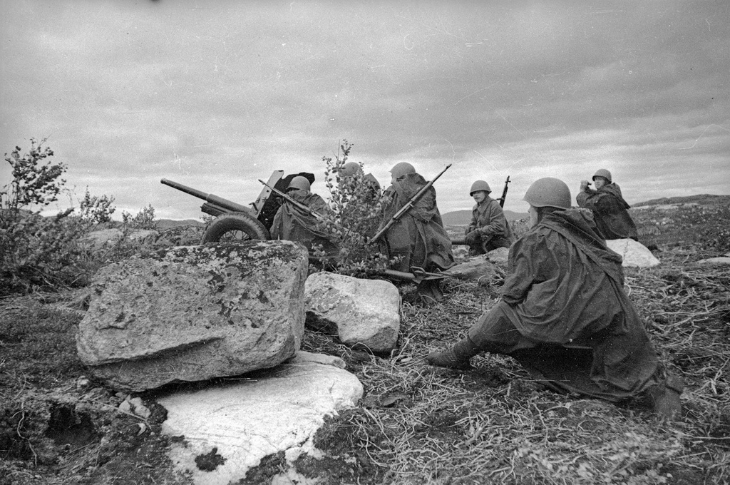 Красноармейцы у 45-мм противотанковой пушки, 1941 год