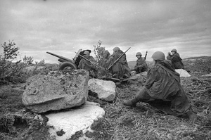 Красноармейцы у 45-мм противотанковой пушки, 1941 год