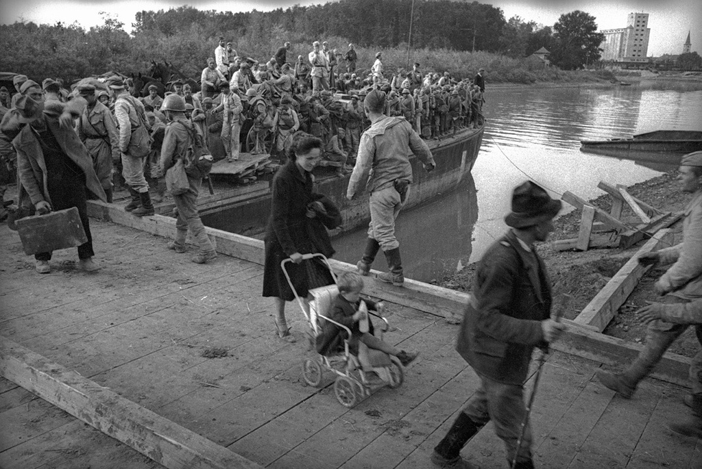 Паромная переправа через Дунай, октябрь 1944, Югославия, г. Панчево