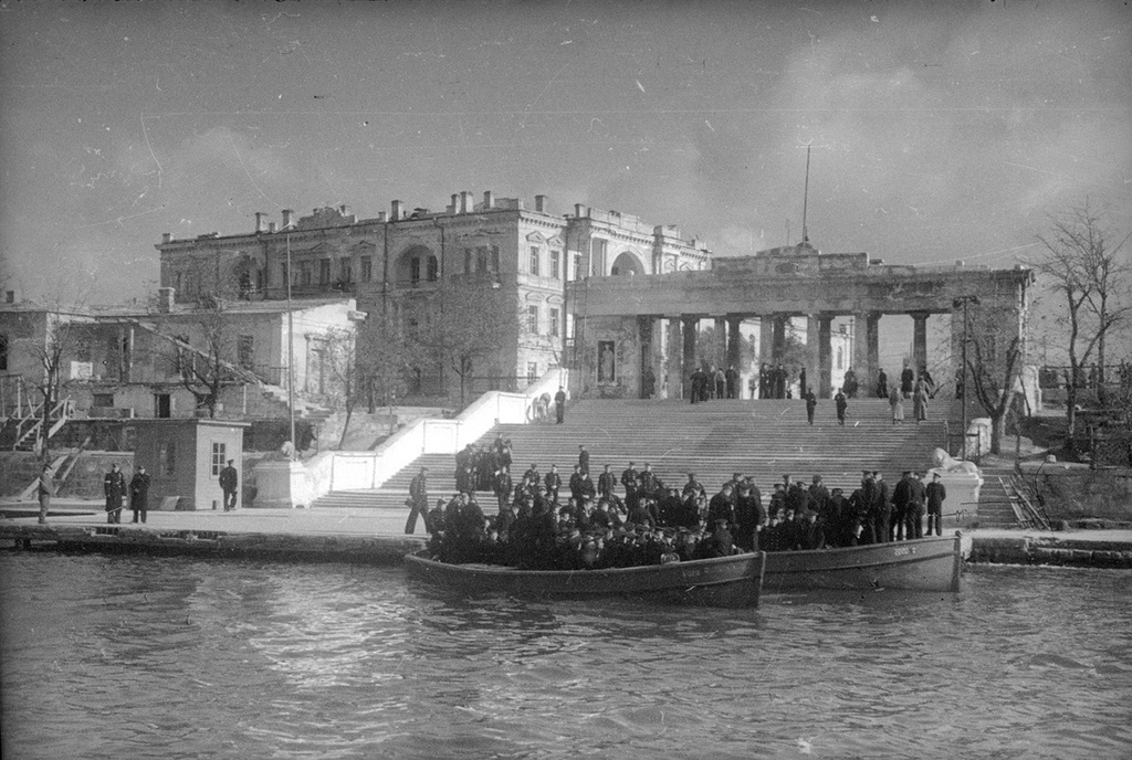 Высадка моряков у Графской пристани, 9 - 31 мая 1944, г. Севастополь. Была построена в 1783 году как деревянный шлюпочный причал. В 1787 году к приезду в Севастополь Екатерины II деревянные ступени пристани были заменены каменными.В 1846 году по проекту инженер-полковника Джона Уптона была построена новая пристань как парадный вход в Севастополь со стороны моря. Пристань обязана названием графу Марко Войновичу, командующему Севастопольской эскадрой в 1786-1790 годах и Черноморским флотом в 1789-1790 годах. 