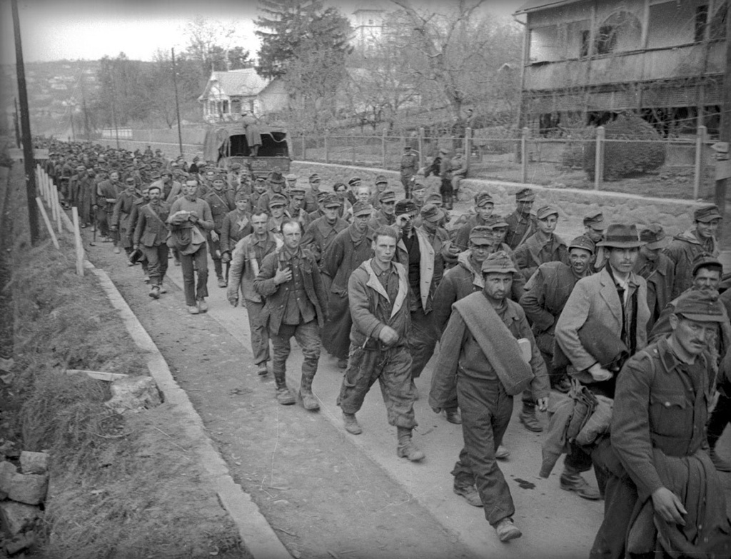 Колонны военнопленных, февраль 1945, Венгрия. Выставка «Великая Отечественная война. Освобождение Европы» с этой фотографией.