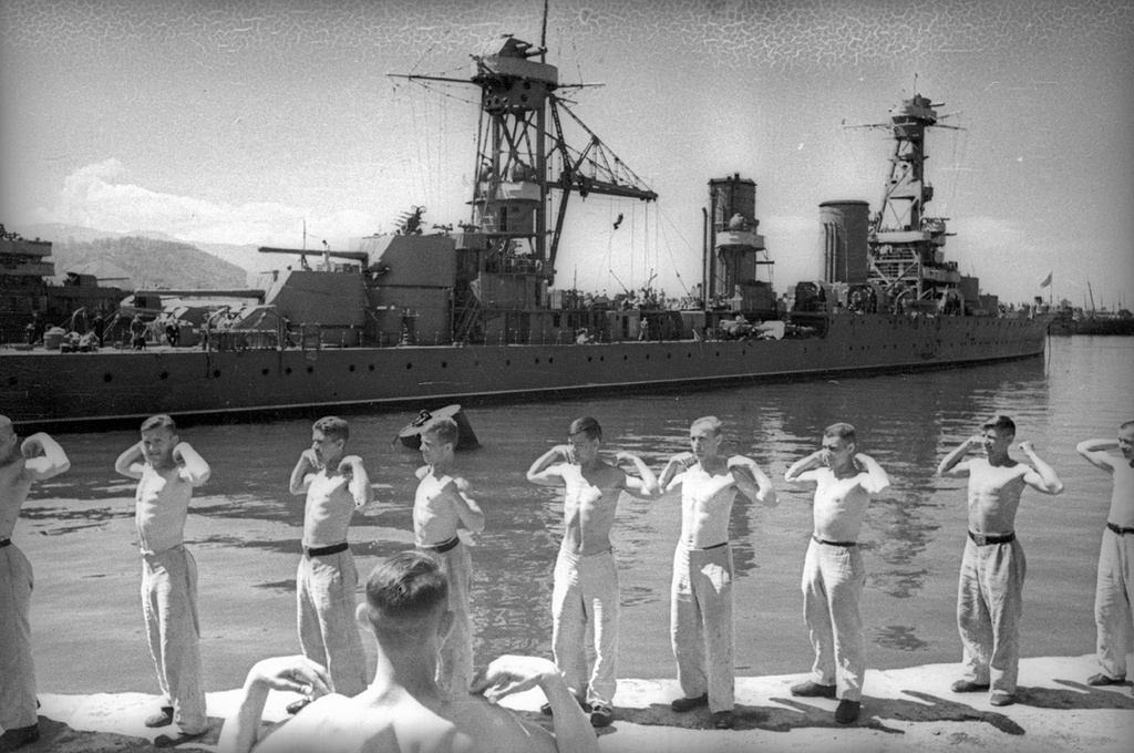 Зарядка на берегу. Моряки крейсера «Красный Кавказ», 9 - 31 мая 1944, г. Севастополь. Выставки «Моряки Черноморского флота»&nbsp;и «Моряки» с этой фотографией. 