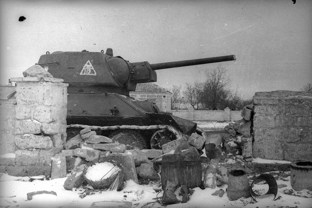 Советские танки на старте, 1943 год, Краснодарский край. Выставка «15 лучших фотографий с Т-34» с этим снимком.