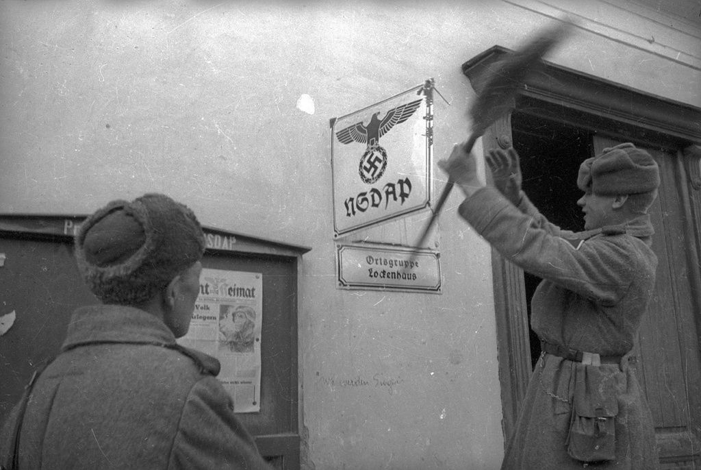 Советские солдаты снимают вывеску NSDAP, апрель 1945, г. Вена. Выставка «Великая Отечественная война. Освобождение Европы» с этой фотографией.