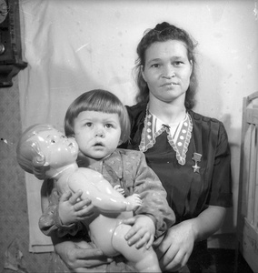 Ирина Себрова, летчица 46-го женского авиационного полка Таманской дивизии, с дочерью, 1948 - 1950