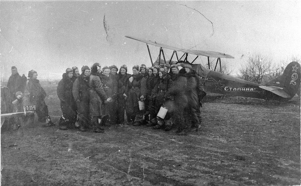Летчицы 46-го гвардейского авиационного полка, 1943 год, г. Новороссийск. Выставка «Авиатриссы» с этой фотографией.