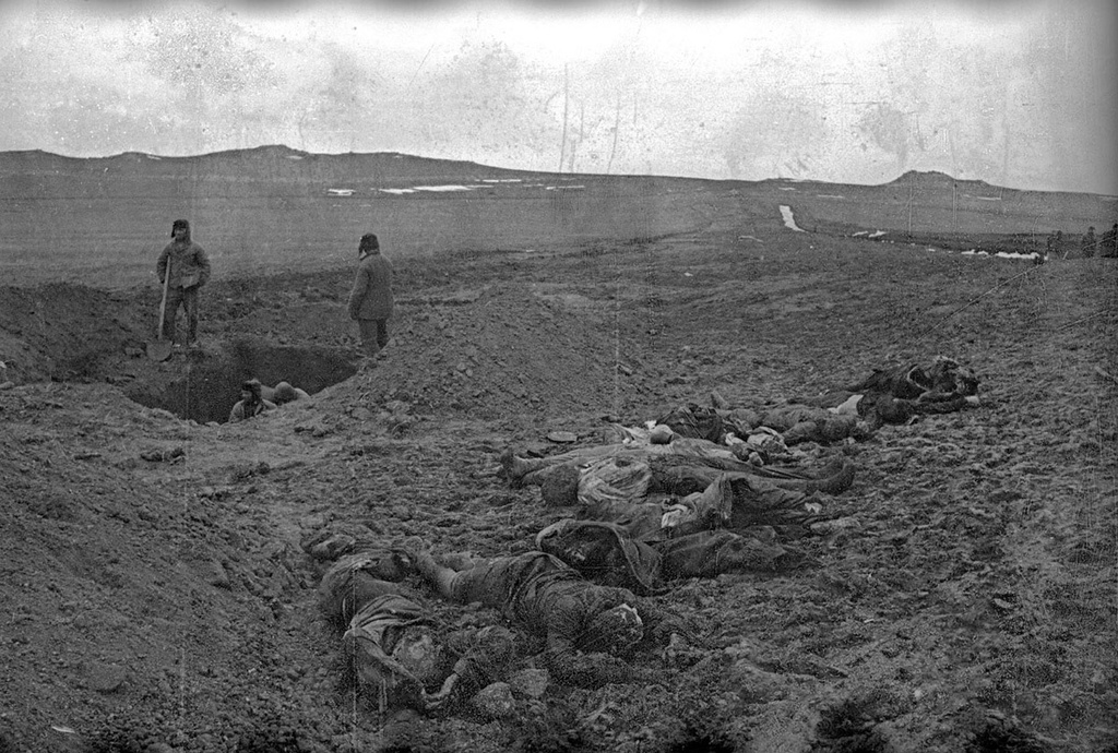 Без названия, январь 1942, Крымская АССР, г. Керчь. Багеровский противотанковый ров. В течение первых дней декабря 1941 года несколько тысяч (согласно немецкому рапорту - 2,5 тысячи человек, согласно свидетельствам очевидцев - 7 тысяч человек) евреев, живших в Керчи, были расстреляны зондеркомандой 10Б айнзатцгруппы Д в противотанковом рву у поселка Багерово. Затем, 29 декабря, в том же противотанковом рву в связи с тем, что советской разведгруппой был убит немецкий офицер, оккупанты расстреляли несколько сотен жителей поселка Самострой около Камыш-Буруна - русских, украинцев, крымских татар.