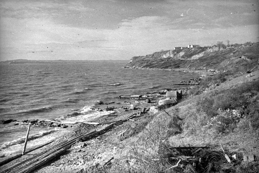 Поселок на берегу Тихого океана, 1938 год. Выставка «Океаны России» с этой фотографией.