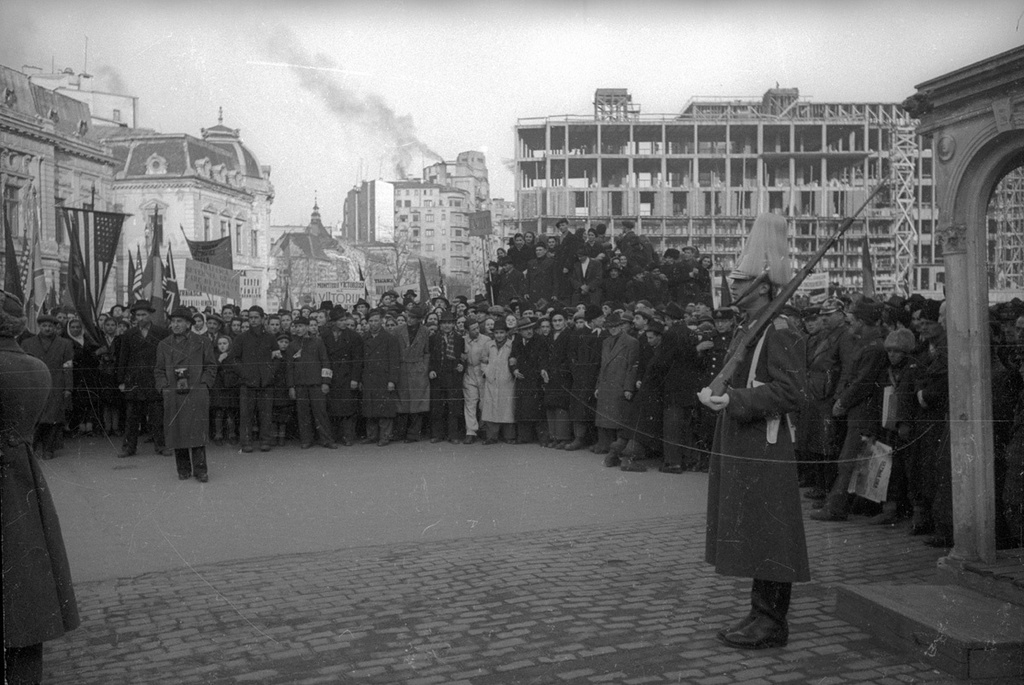 Фото "Демонстранты приветствуют первое правительство новой Румынии ...