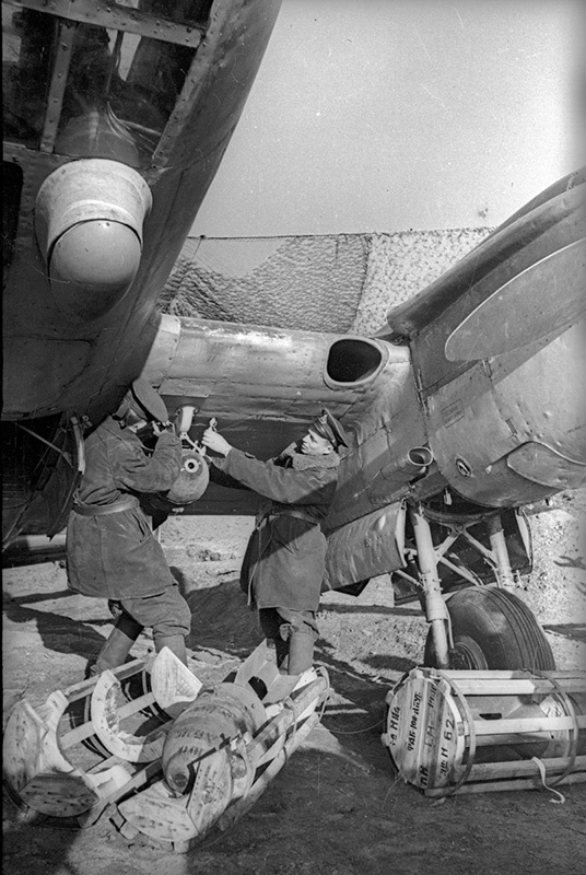 Загрузка авиабомб в самолет Пе-2, 1941 год, Кольский п-ов.