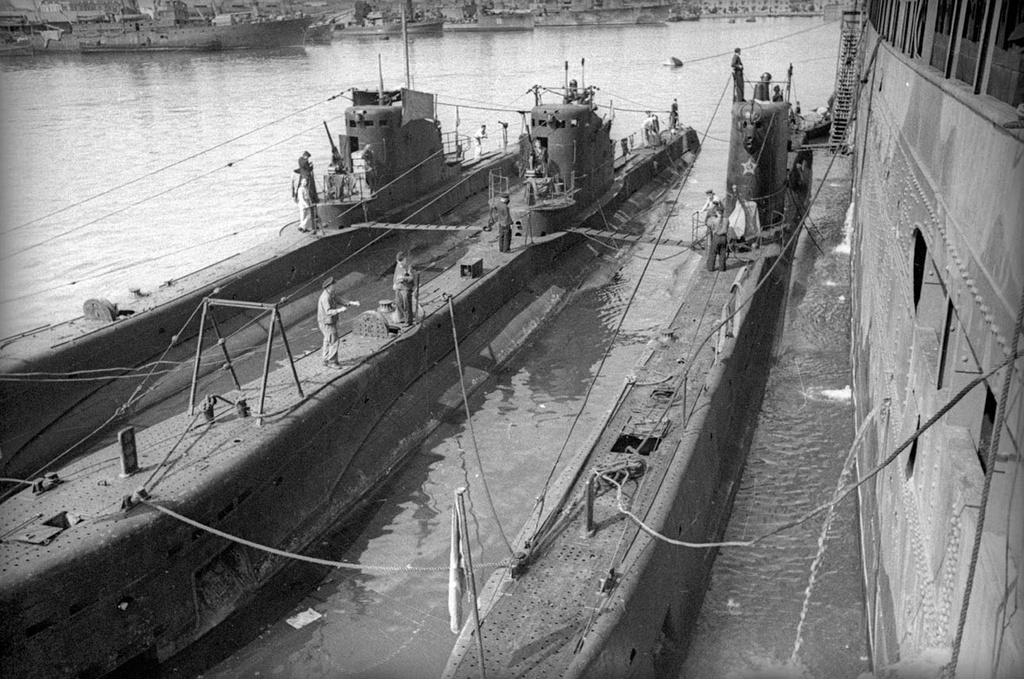 Подводные лодки, август - сентябрь 1943, Грузинская ССР, г. Батуми. Выставка «Гидроавиация и подводный флот времен Великой Отечественной» с этой фотографией.&nbsp;