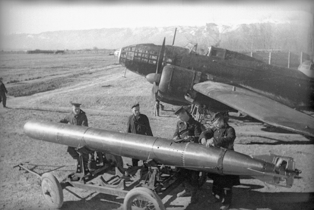 Авиационная торпеда 45-36АБ на фоне самолета ИЛ-4, 1941 год, Заполярье