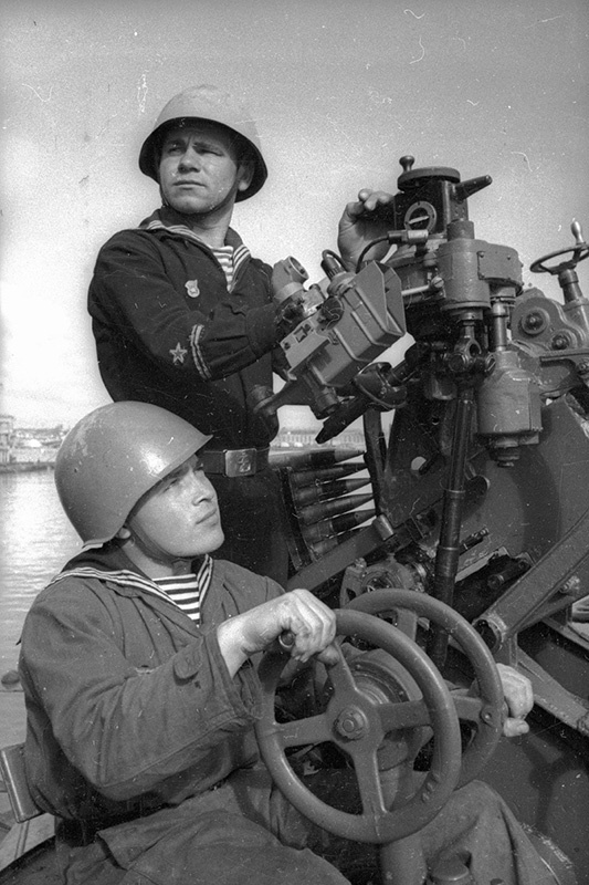 Зенитчики на судне, май 1944, Крымская АССР, г. Севастополь. Выставка «Моряки Черноморского флота» с этой фотографией.