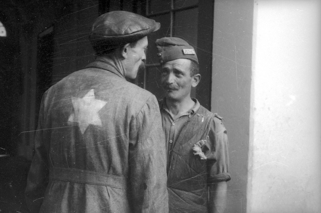 Выжившие обитатели еврейского гетто, февраль 1945, Венгрия, г. Будапешт. Выставка «Холокост» и видеовыставка «Илья Эренбург» с этой фотографией.