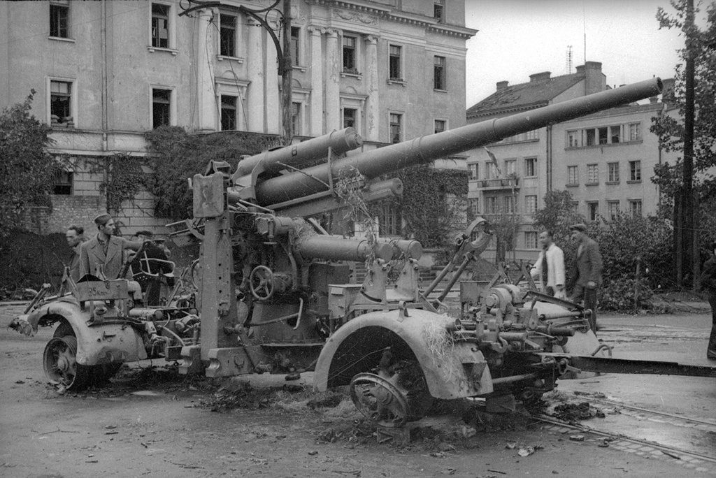 Разбитая пушка, октябрь 1944