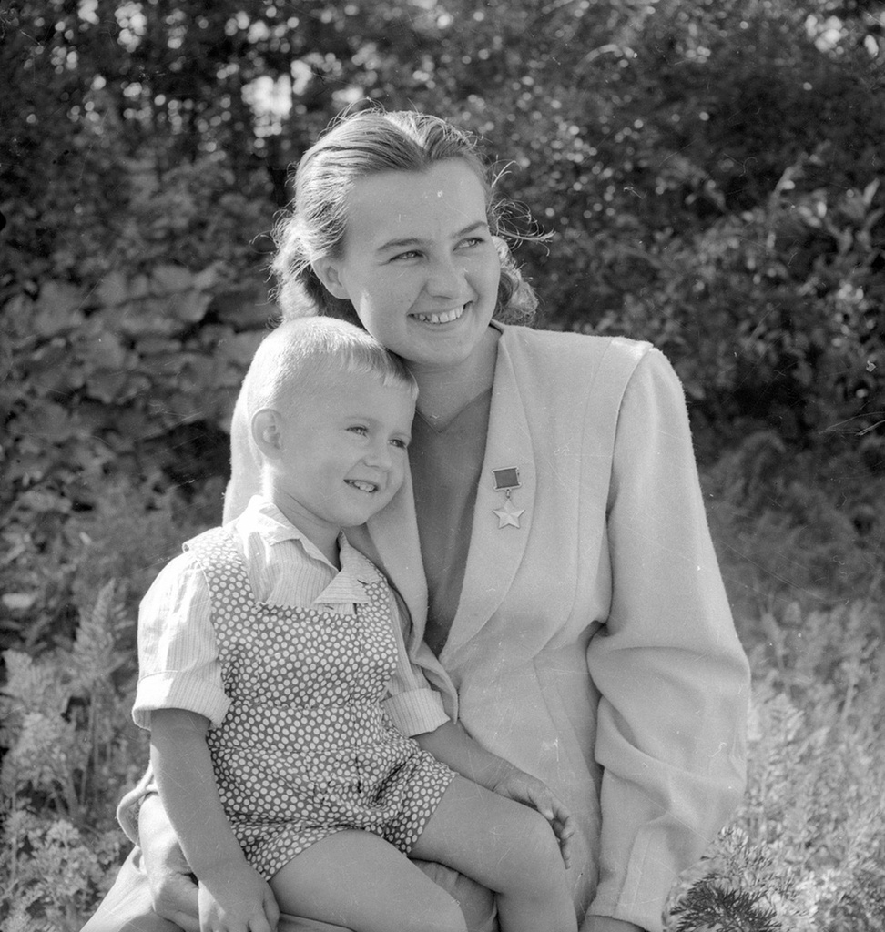 Командир звена 46-го женского авиационного полка Таманской дивизии Наталья Меклин (Кравцова) с сыном, 1948 - 1950