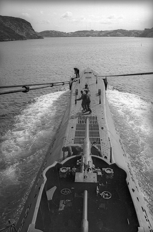 К-21 входит в Екатерининскую гавань, 1942 год, г. Полярный. Выставка «Гидроавиация и подводный флот времен Великой Отечественной» с этой фотографией.&nbsp;