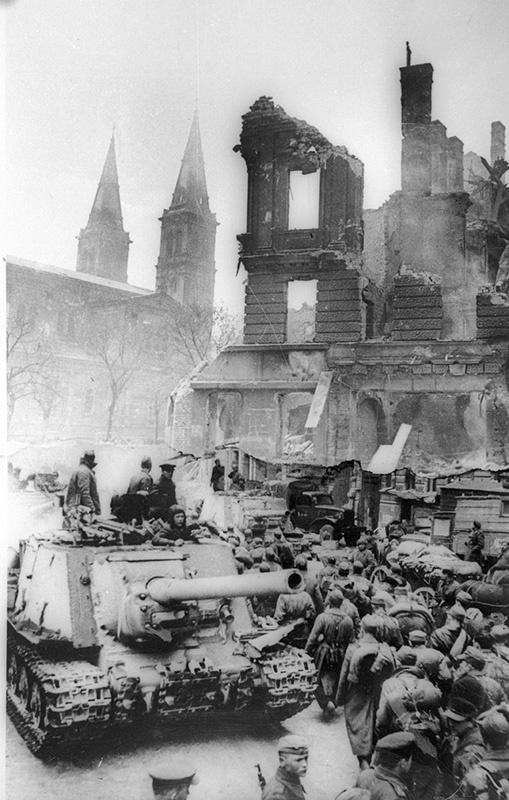 Дороги войны, апрель 1945, г. Вена. Выставка «Великая Отечественная война. Освобождение Европы» с этой фотографией.