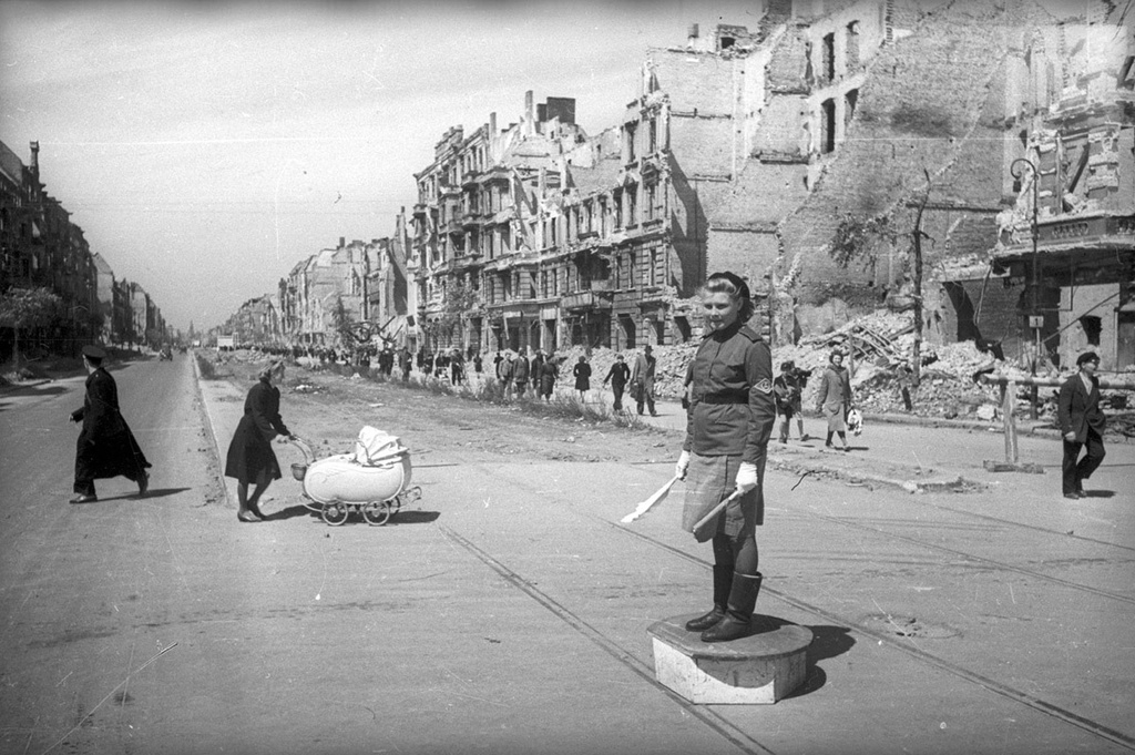 Регулировщица, апрель 1945, г. Вена