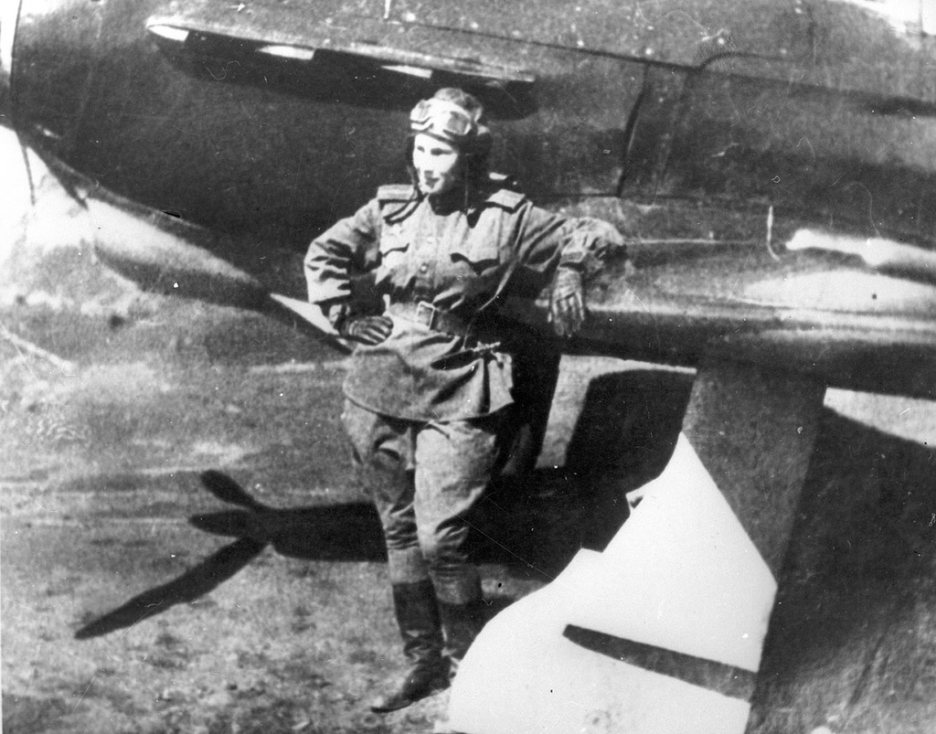 Летчица Лидия Литвяк, май 1943, г. Новороссийск. Выставка «Авиатриссы» с этой фотографией.