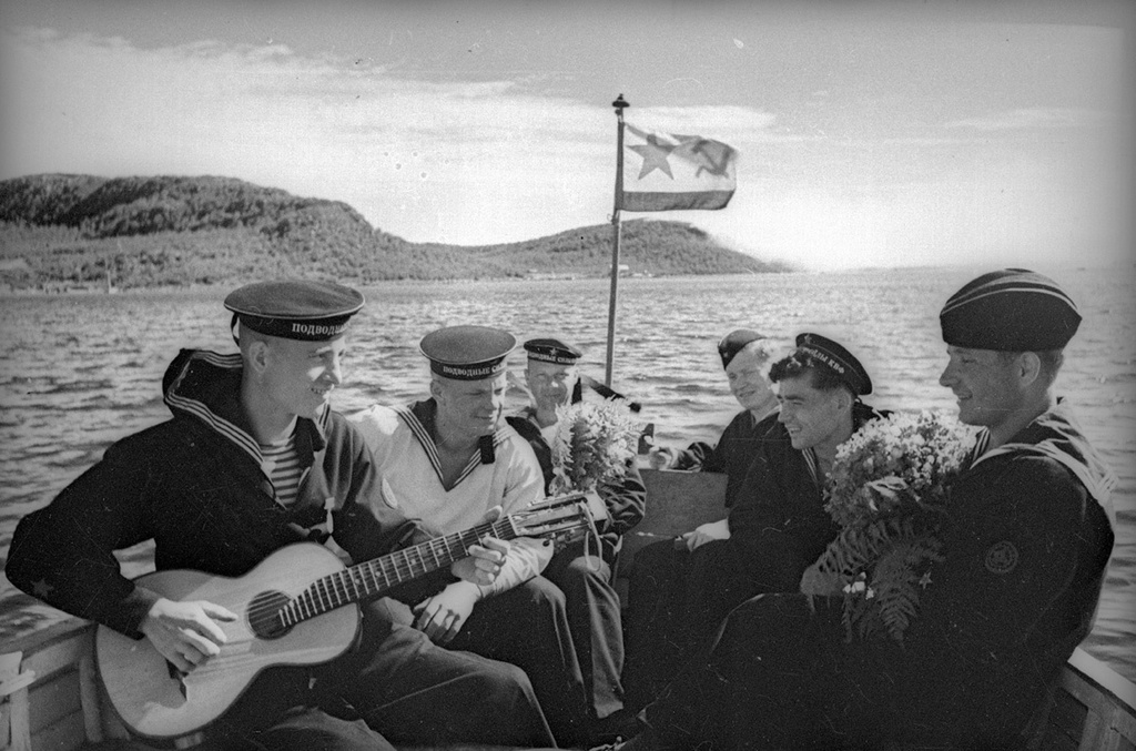Матросская песня. Краснознаменный Балтийский флот, 1942 год. Выставка: «Балтфлот не подведет» с этой фотографией.&nbsp;