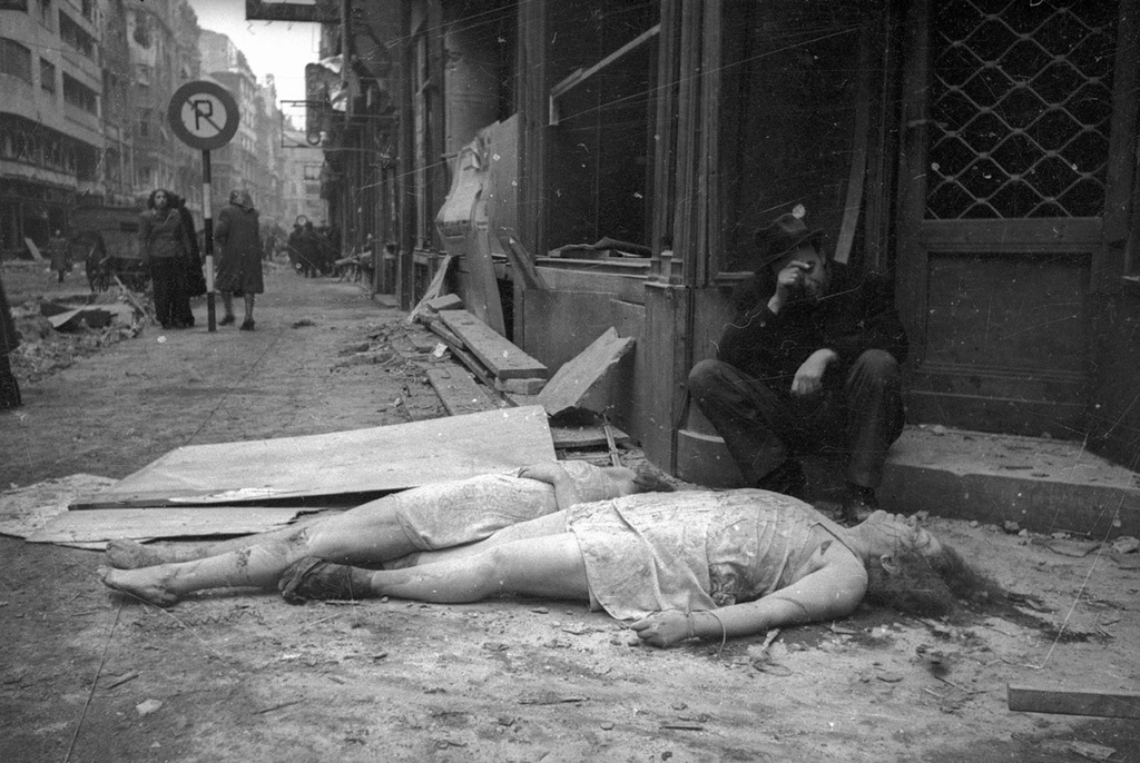 Погибшие обитательницы еврейского гетто, февраль 1945, Венгрия, г. Будапешт