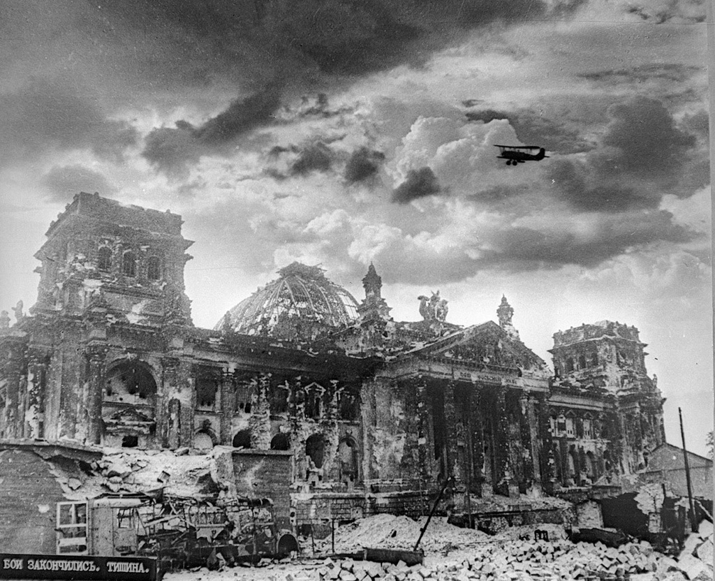 Война окончена, 8 мая 1945, Германия, г. Берлин. Разрушенный Рейхстаг.