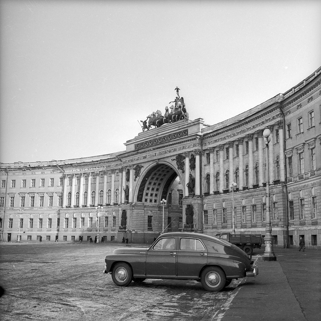 «Победа» на Дворцовой площади, 1954 год, г. Ленинград. Строительство здания Главного штаба продолжалось с 1819 по 1829 годы. Арка была построена как главный и завершающий монумент, посвященный Отечественной войне 1812 года. Архитектор - Карл Росси. Скульпторы: Степан Пименов, Василий Демут-Малиновский. Сейчас Санкт-Петербург.