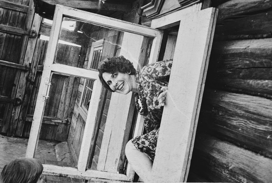 «А у нас во дворе...», август - декабрь 1966, г. Чита. Выставки&nbsp;«Не забывайте радовать людей улыбкой»,&nbsp;«15 фотографий: территория окон», «Без фильтров. Любительская фотография Оттепели и 60-х» с этой фотографией.&nbsp;