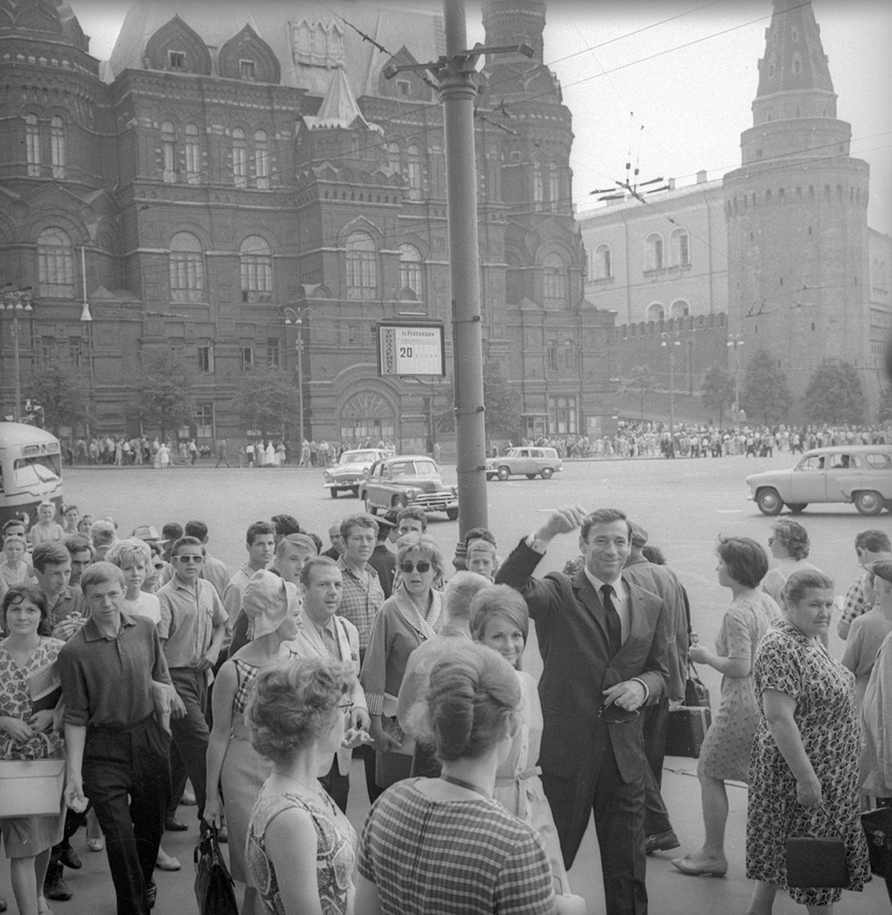 Ив Монтан и Симона Синьоре на Красной площади, 1963 год, г. Москва