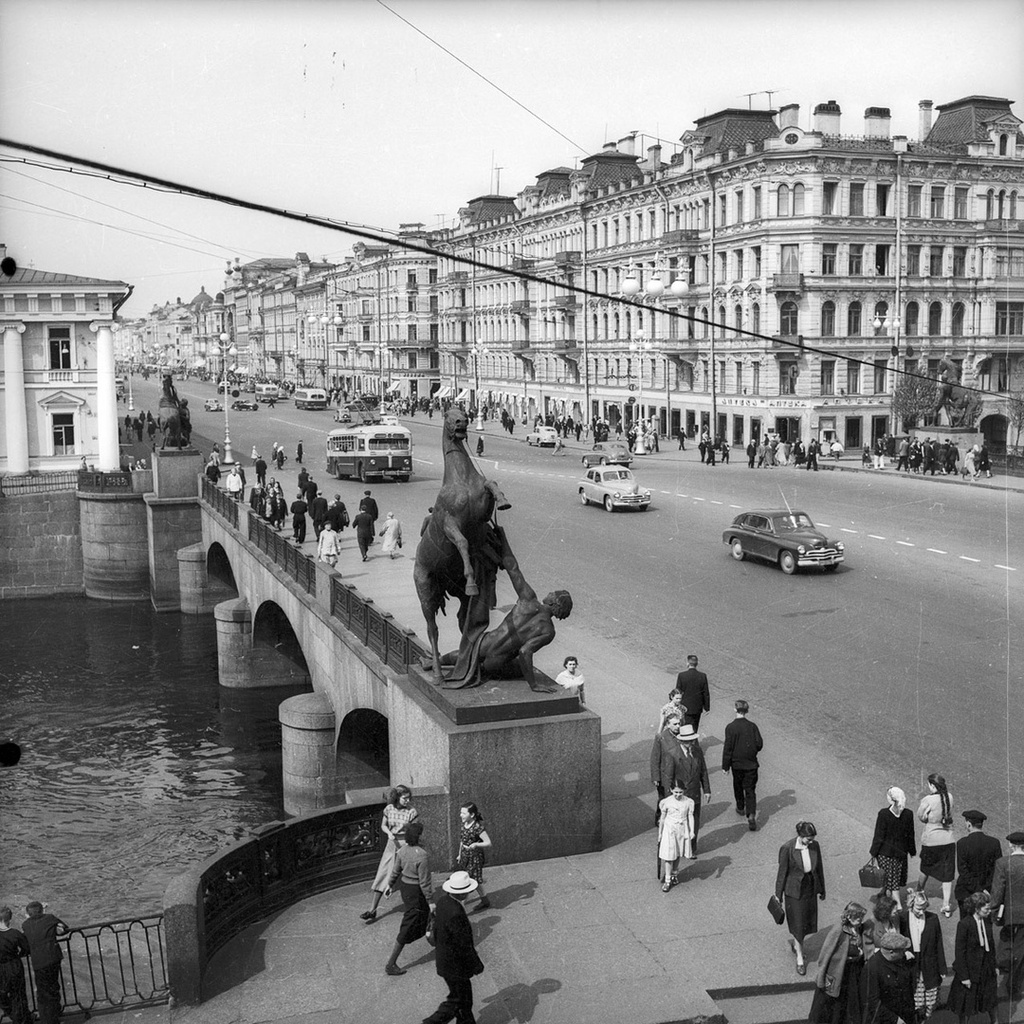 Аничков мост, 1954 год, г. Ленинград. Выставки&nbsp;«Невский проспект»,&nbsp;«Невский проспект вернул свое имя» с этой фотографией.
