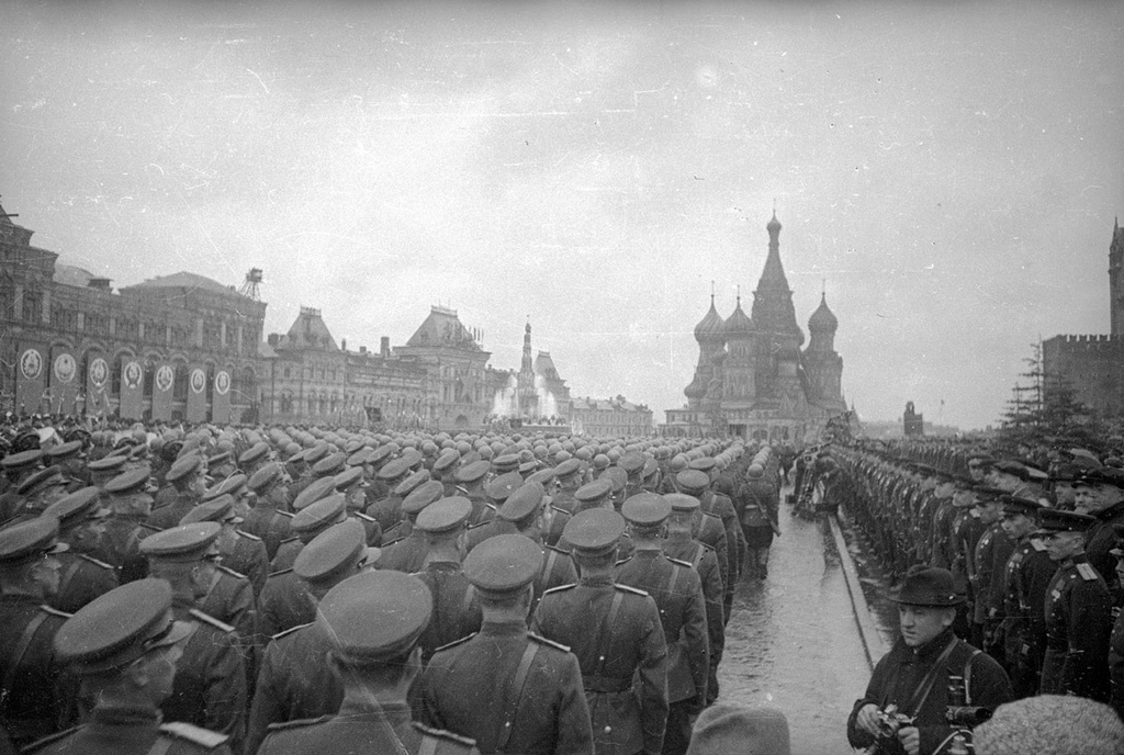 Парад Победы, 24 июня 1945, г. Москва. Выставка «Победа!» с этой фотографией.