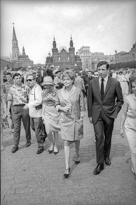 Ив Монтан и Симона Синьоре на Красной площади, 1963 год, г. Москва. Выставка «Московские гастроли Ива Монтана и Симоны Синьоре» с этой фотографией.