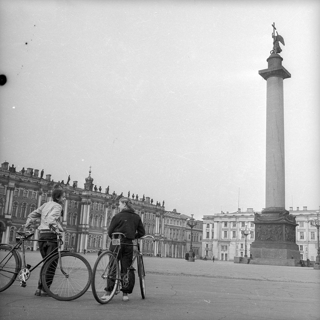 Велосипедисты на Дворцовой площади, 1954 год, г. Ленинград. Выставка «Невский проспект вернул свое имя» с этой фотографией.