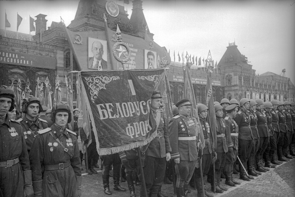 Фото великой победы 1941 1945. Победа 9 мая 1945. Солдаты парад Победы 1945. День Победы парад 1945.
