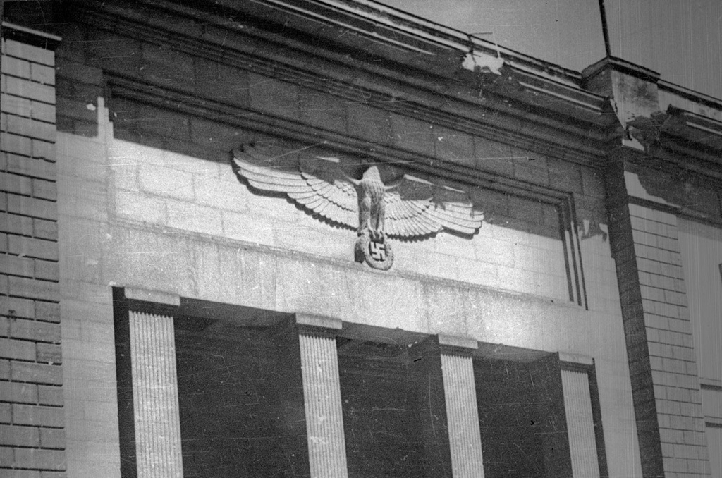 Поверженный имперский орел, 2 мая 1945, Германия, г. Берлин