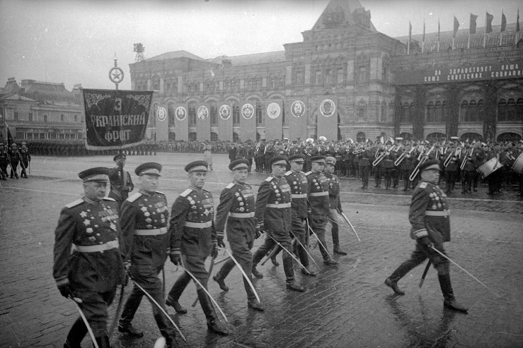 Маршалы парада победы 1945. Парад Победы 1945 Халдей. Парад Победы 1945г на красной площади. Парад Победы 1945 3 украинский фронт. Первый парад Победы 24 июня 1945 года.